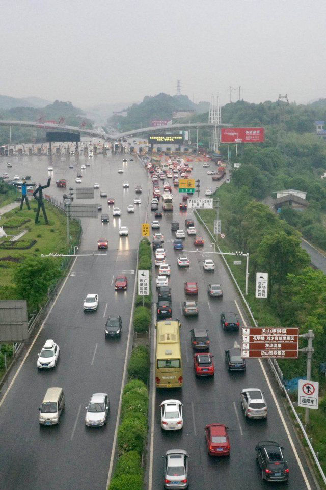 國務(wù)院常務(wù)會議明確政策舉措 力爭今年底前基本取消全國高速公路省界收費(fèi)站