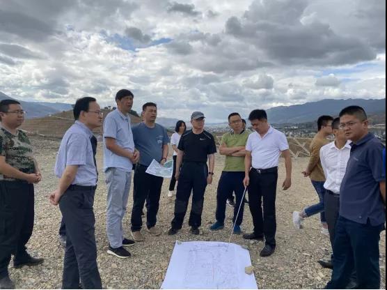 保山市人民政府領(lǐng)導(dǎo)帶隊(duì)到大瑞鐵路蒲縹站至蒲縹物流中心鐵路專用線和小永物流園項(xiàng)目調(diào)研