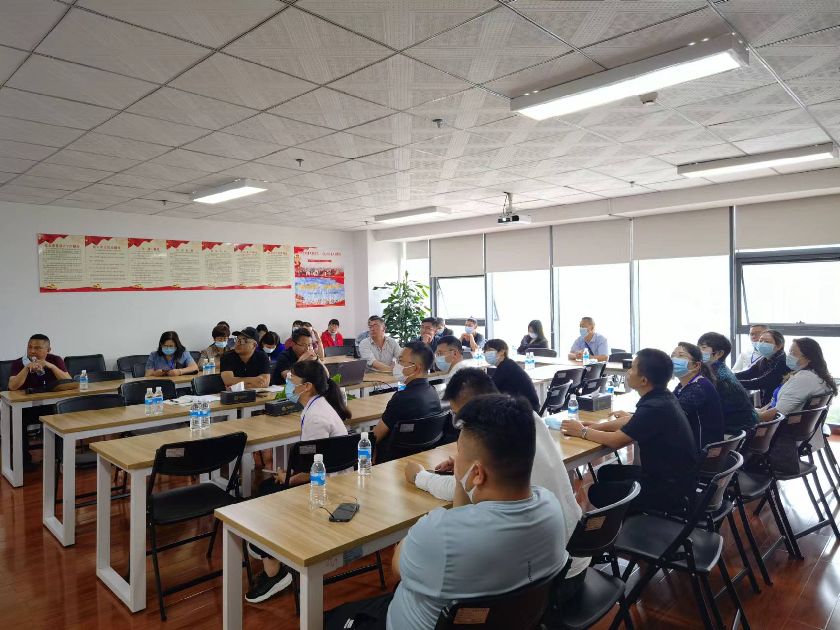 隆陽區(qū)政協(xié)常委到瑞和錦程調(diào)研