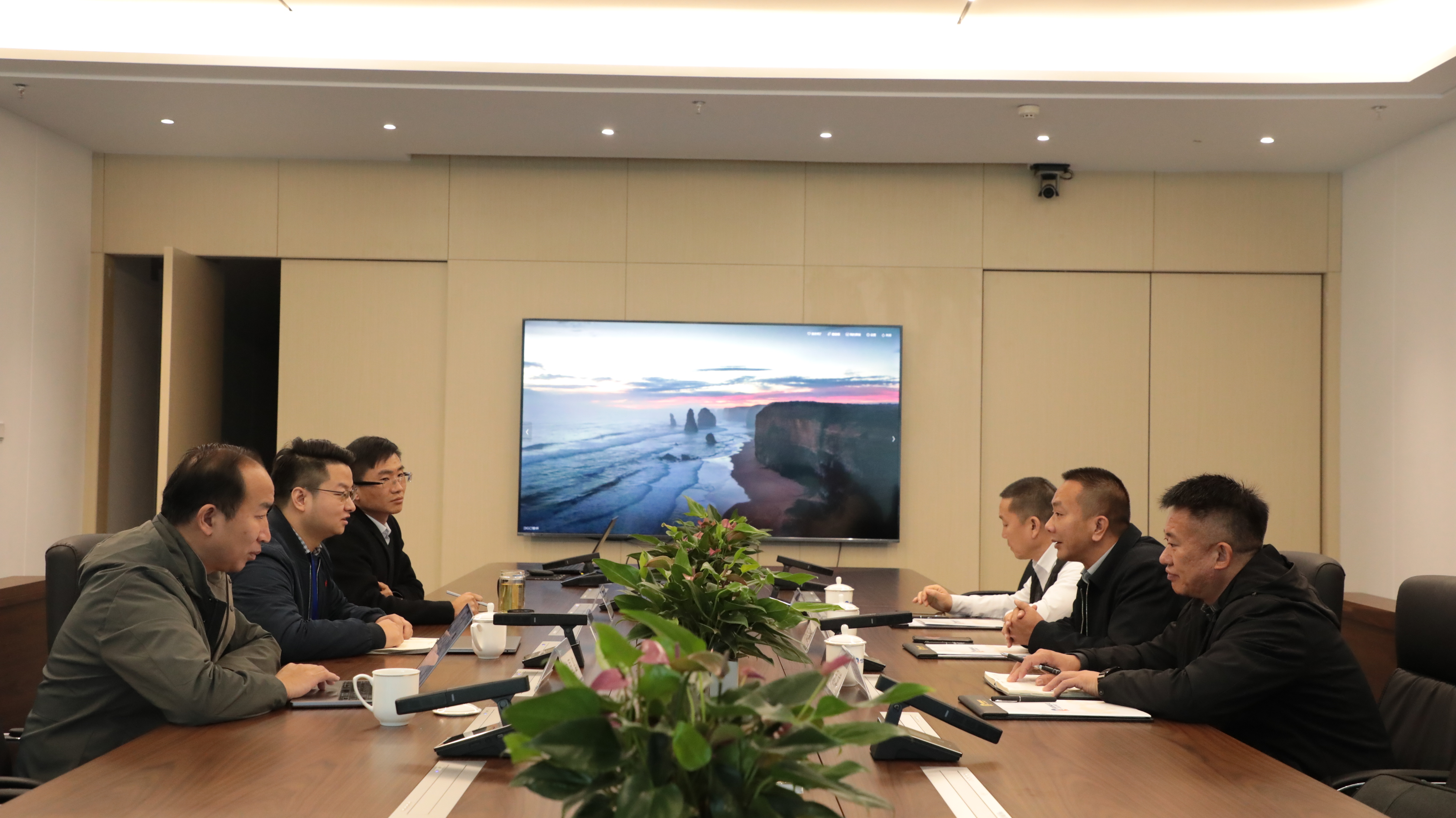 紅河州商務(wù)局副局長李治國一行到訪瑞和錦程實業(yè)股份有限公司